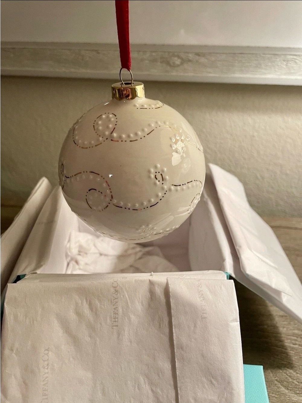 NIB, Flagship Exclusive T&Co 2008 Off White Ornament Ball With Gold Detail RARE